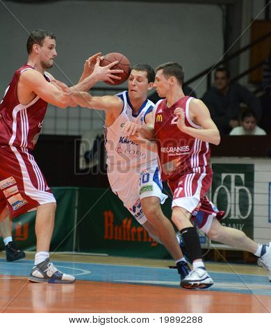 KAPOSVAR, Ungheria - 11 dicembre: Medve Mate (C) in azione in un gioco di basket Campionato ungherese