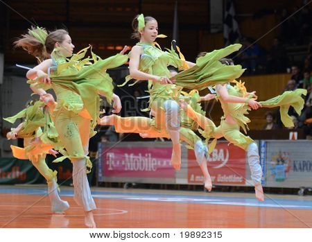 KAPOSVAR, Ungarn - 11. DECEMBER: Danseshow på en ungarsk mesterskab basketball spil Kaposvar vs.