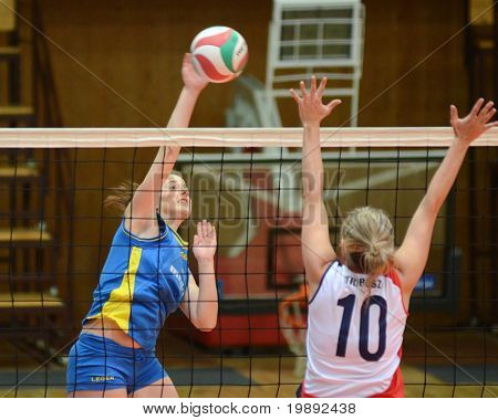 KAPOSVAR, Ungarn - DECEMBER 12: Zsanett Pinter (L) i aktion på den ungarske NB I. League kvinde vo