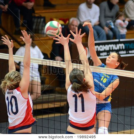 KAPOSVAR, 헝가리-12 월 12 일: Szandra Szombathelyi (R) 헝가리어 NB I. 리그 wo에서 행동