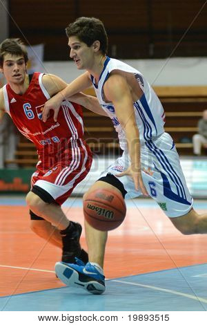 KAPOSVAR, Ungarn - januar 12: Gergely Kutasi (R) i aktion på en Hugarian Cup basketball spil Kapos