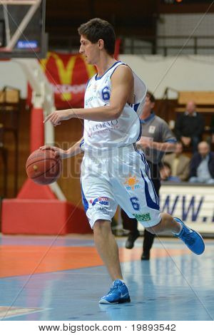 KAPOSVAR, Ungarn - januar 12: Gergely Kutasi i aktion på en Hugarian Cup basketball spil Kaposvar 