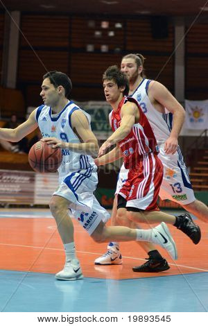 KAPOSVAR, Ungheria - 12 gennaio: Tamas Markus (L) in azione durante una partita di basket Coppa ungherese Kaposva