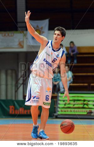 KAPOSVAR, Ungarn - januar 12: Gergely Kutasi i aktion på en Hugarian Cup basketball spil Kaposvar 