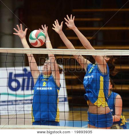 KAPOSVAR, Ungarn - 14 januar: Zsanett Pinter (L) blokerer bolden på den ungarske NB I. League wom