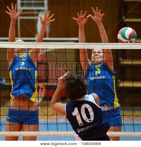 KAPOSVAR ฮังการี - 14 มกราคม: Szandra Szombathelyi (R) บล็อกลูกที่ Leag I. NB ฮังการี