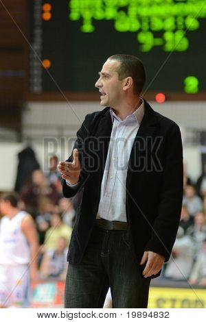 KAPOSVÁR, Hungria - 30 de janeiro: Adam Fekete (treinador de Kaposvar) em ação em um Cha Nacional Húngaro