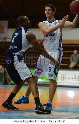 KAPOSVAR, Ungarn - januar 26: Gergely Kutasi (R) i aktion på en Hugarian Cup basketball spil Kapos