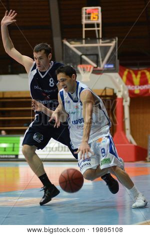KAPOSVAR, Ungheria - 26 gennaio: Tamas Markus (R) in azione durante una partita di basket Coppa ungherese Kaposva