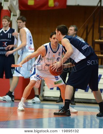 KAPOSVAR, Ungheria - 26 gennaio: Tamas Markus (9) in azione durante una partita di basket Coppa ungherese Kaposva