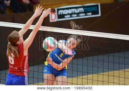KAPOSVAR, Ungarn - 4. februar: Zsanett Pinter (R) slår bolden på den ungarske NB I. League wo