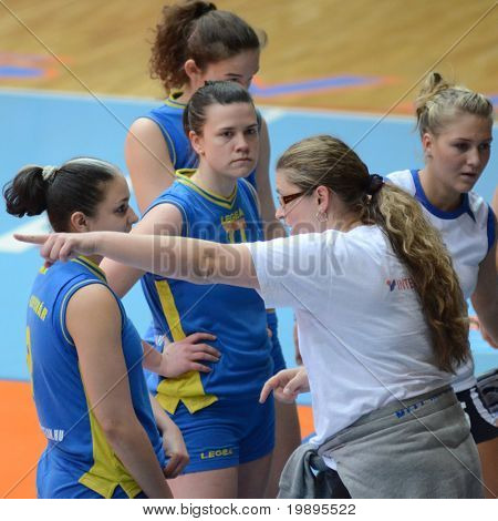KAPOSVÁR, Maďarsko - 4. února: Kaposvár hráči poslouchat jejich trenér v maďarské NB I. Leag
