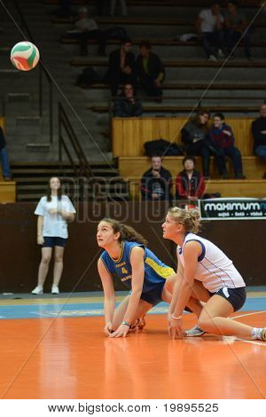 KAPOSVÁR, Maďarsko - 4. února: Petra Horvath (4) dostává míč na wo maďarského NB I. ligy