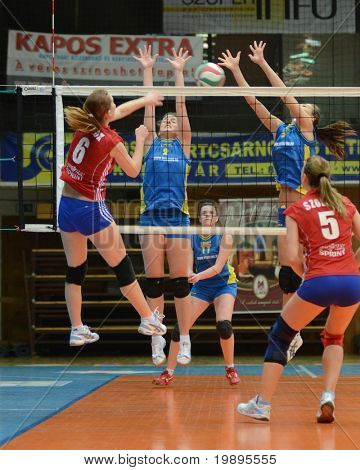 KAPOSVAR, Ungarn - 4. februar: Zsanett Pinter (2) blokerer bolden på den ungarske NB I. League wom