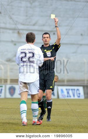 KAPOSVÁR, Hungria - 16 de fevereiro: Viktor Kassai (árbitro) em ação em um Campeonato Nacional Húngaro socce