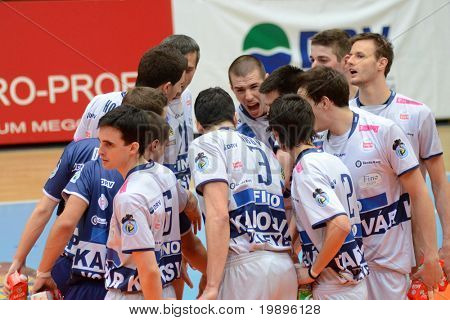 KAPOSVÁR, Maďarsko - 20. února: Kaposvár hráči před zápasem střední Evropská liga volejbal Ka