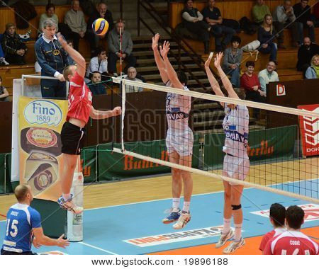 KAPOSVÁR, Maďarsko - 20. února: Neidentifikovaný hráči v akci na střední Evropské ligy volleyba