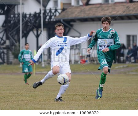 KAPOSVÁR, Hungria - 5 de março: Banco Boroczky (R) em ação no unde Campeonato Nacional Húngaro