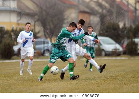 KAPOSVÁR, Hungria - 5 de março: Patrik Bojte (17) em ação no unde Campeonato Nacional Húngaro