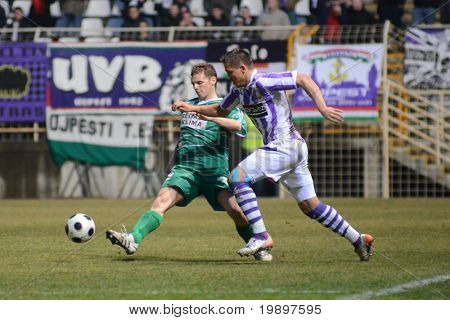KAPOSVAR, Ungheria - 16 marzo: Mihaly Korhut (L) in azione durante una partita di calcio Coppa nazionale ungherese- 