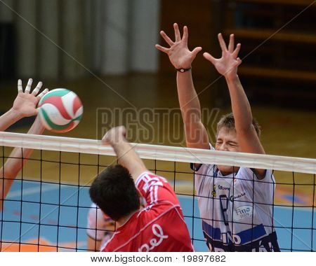 KAPOSVAR, Ungheria - 18 marzo: Roland Gergye (R) blocca la palla a un campionato nazionale ungherese