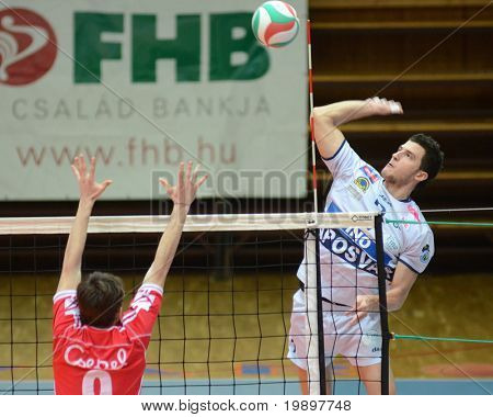 KAPOSVÁR, Maďarsko - 18. března: Akos Hoboth (R) udeří míč na maďarský národní mistrovství 