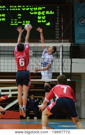 KAPOSVAR, Ungheria - 18 marzo: Roland Gergye (in bianco) in azione a un Championsh nazionale ungherese