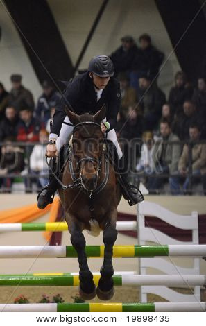 KAPOSVAR, Ungarn - 27. marts: Lukas Koza hopper med sin hest (El Camp) på Masters turneringen i