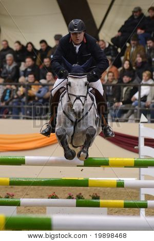 KAPOSVAR, Ungarn - 27 März: Richard Jovan springt mit seinem Pferd (Zeusz) auf das Masters-Turnier I