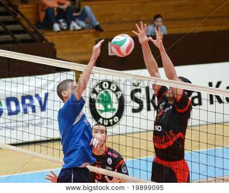 Kaposvar, Ungarn 3. April: József Nagy (R) in Aktion ein Nemzeti Bajnokság-Volleyball 