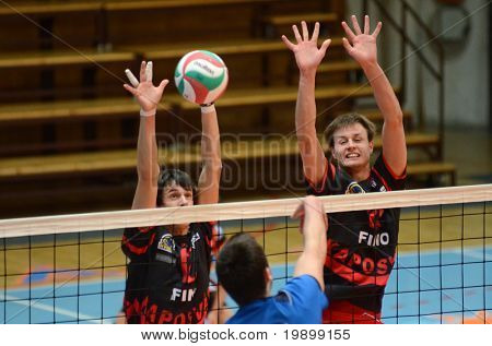 KAPOSVAR, Macaristan - 3 Nisan: Eylem bir Macar Ulusal Şampiyonası volleybal Balazs Bagics (L)