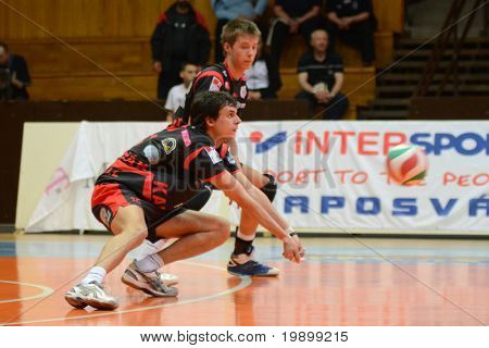KAPOSVAR, Macaristan - 3 Nisan: Balazs Bagics (L) bir Macar Ulusal Şampiyonası top alır