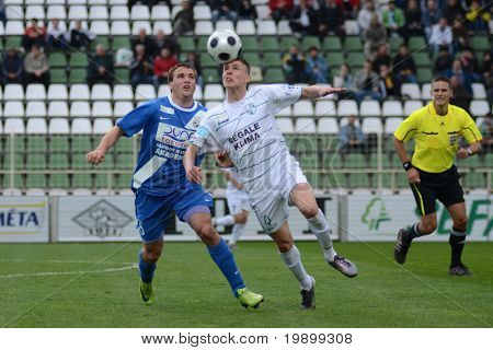 KAPOSVÁR, Hungria - 16 de abril: Benjamin Balazs (em branco) em ação em um campeão nacional húngaro