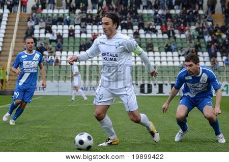 KAPOSVÁR, Hungria - 16 de abril: Lorant Olah (em branco) em ação em um Campeonato Nacional Húngaro 
