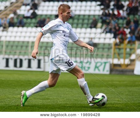 KAPOSVÁR, Hungria - 16 de abril: Peter Mate em ação em um jogo de futebol do Campeonato Nacional Húngaro 