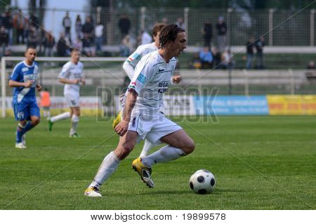 KAPOSVÁR, Hungria - 16 de abril: Lorant Olah (R) em ação em um futebol Campeonato Nacional Húngaro 