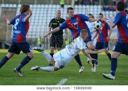 KAPOSVAR ฮังการี - 27 เมษายน: ปีเตอร์ Mate (16) ในการดำเนินการในเกมฟุตบอลถ้วยประเทศฮังการี Kapo