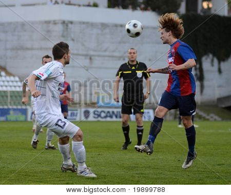 KAPOSVAR ฮังการี - 27 เมษายน: Attila Polonkai (R) ในการดำเนินการในเกมฟุตบอลถ้วยชาติ K aHungarian