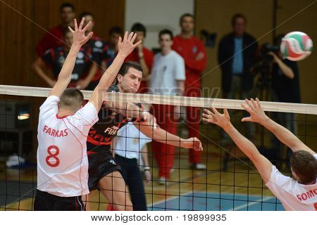 KAPOSVÁR, Maďarsko - 26. dubna: Akos Hoboth (C) v akci na maďarský národní mistrovství finále v