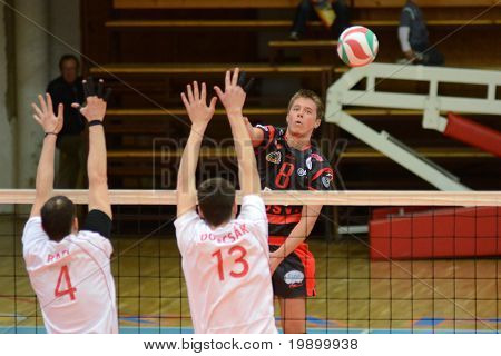 KAPOSVAR, Ungheria - 26 aprile: Roland Gergye (8) in azione a un ungherese National Championship Final
