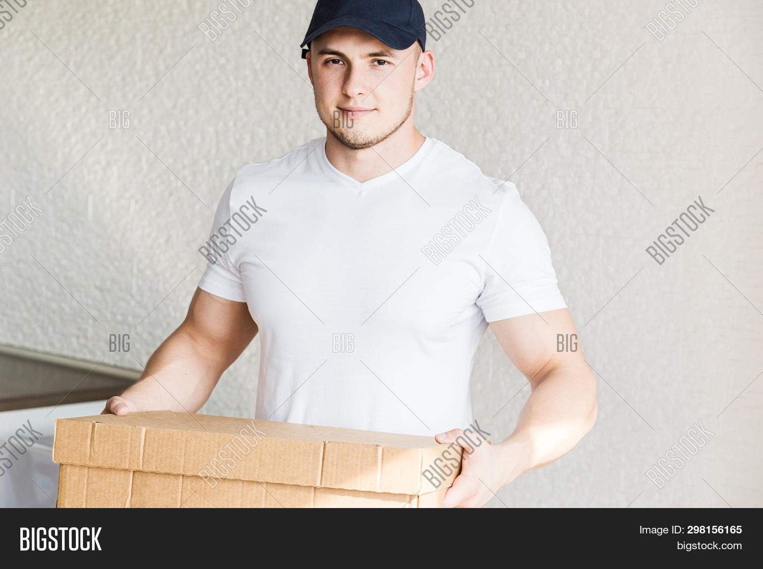 Кладовые помещения в новостройках. Разгрузка товара на складе. Загрузка картонных роликов. Loading man. Loader man.