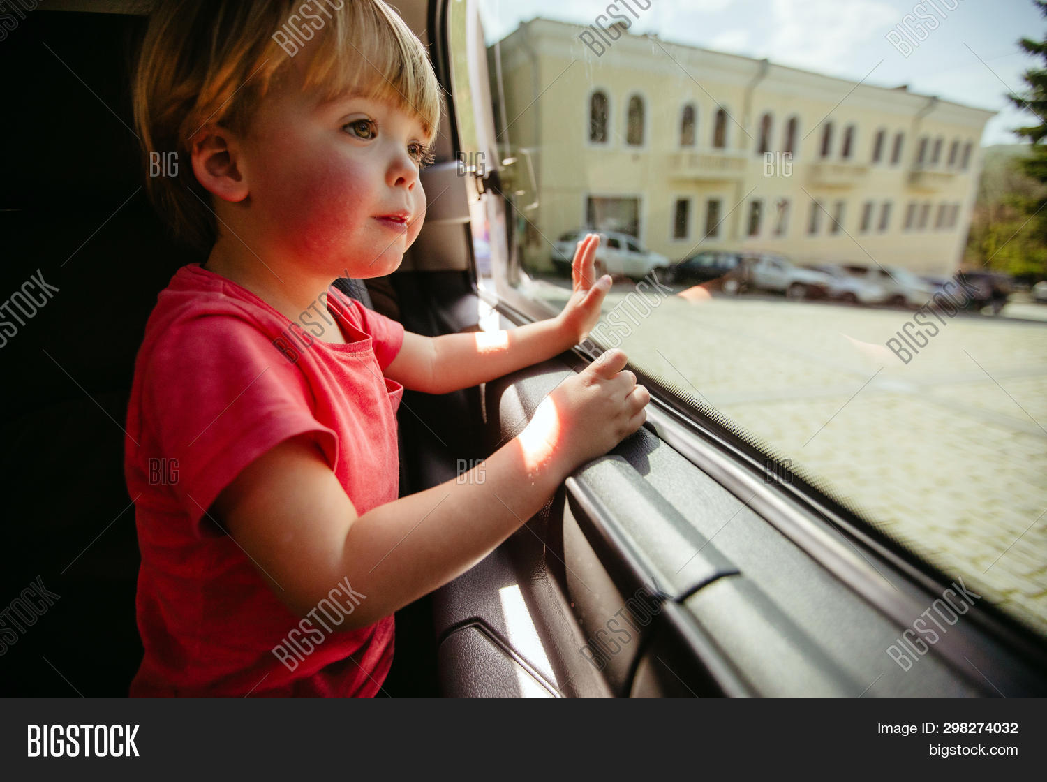 Малыш водитель фотосессия. Ребенок в окне машины. Мальчик смотрит в окно машины. Ребенок высовывается из окна машины. Улыбка из окна машины.