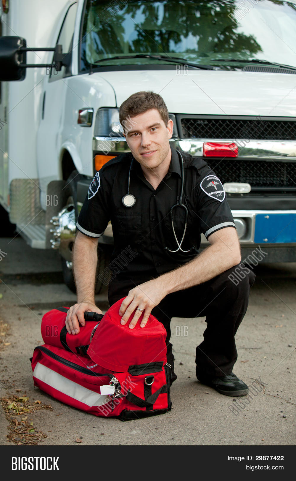 фельдшер мужчина. врач скорой. фельдшер парень. фельдшер скорой помощи. фельдшер.