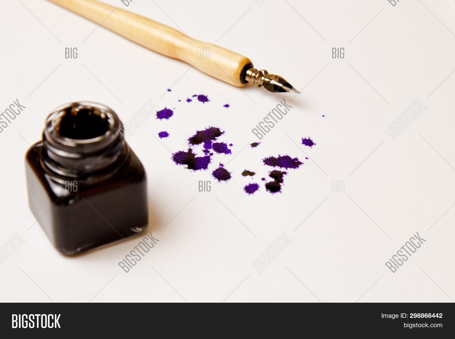 чернила вид сверху. баночка с чернилами и пером. перо и чернила. влажные мечты чернильницы. фон писательский.