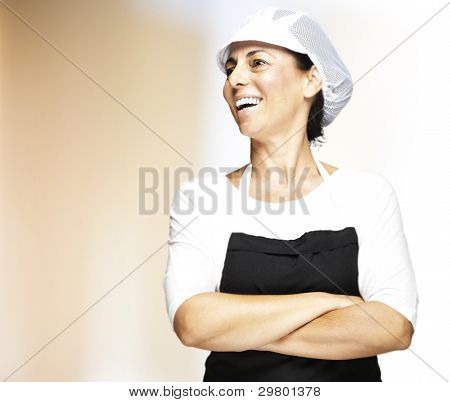 portret młodej kobiety z siatki top hat uśmiechający się wnętrze