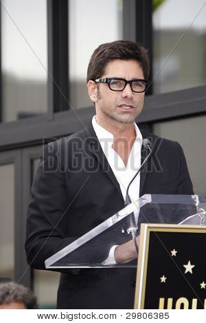 LOS ANGELES - FEB 6: John Stamos na ceremoniálu, kde rocková kapela 