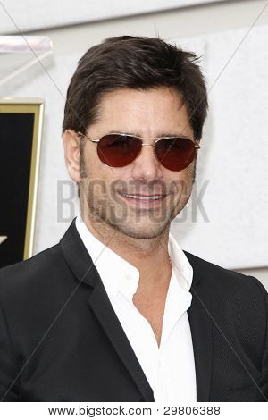 LOS ANGELES - FEB 6: John Stamos na ceremoniálu, kde rocková kapela 