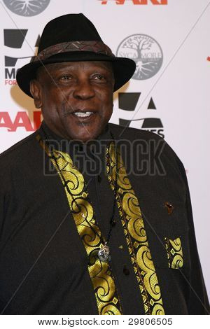 LOS ANGELES - FEB 6: Lou Gossett Jr. kommt bei der AARP 11th Annual Filme für Gownups Awards an