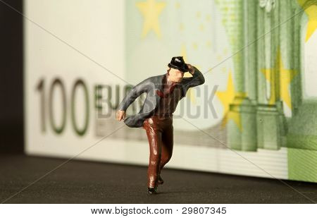 Uma nota de cem euros com uma figura de um homem escapar se preocupar.