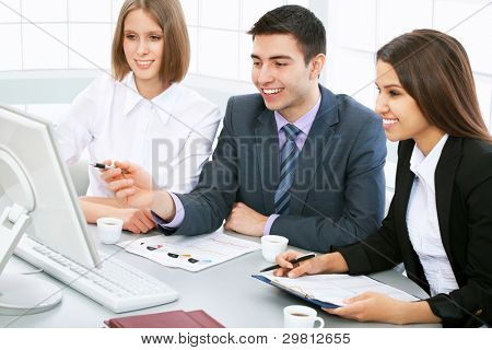 นักธุรกิจทำงานที่เครื่องคอมพิวเตอร์ในสำนักงาน